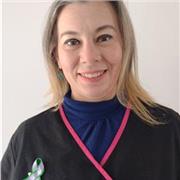 Enfermera cuida y da clases a niños, ayudándolos con sus tareas